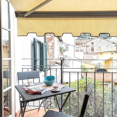 Fiordaliso Con Balcone Lucca